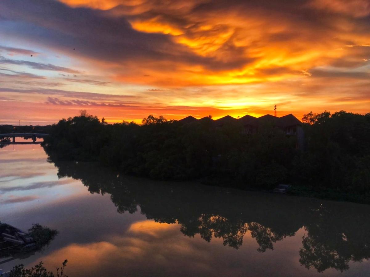 Usabai Riverside Boutique Hotel Chanthaburi Bagian luar foto